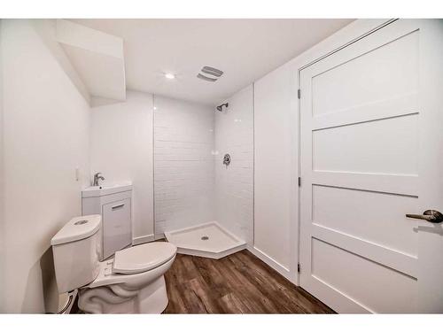 1130 8 Street Se, Calgary, AB - Indoor Photo Showing Bathroom