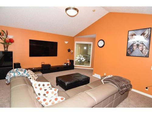 10 Mt Gibraltar Heights Se, Calgary, AB - Indoor Photo Showing Living Room