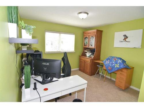 10 Mt Gibraltar Heights Se, Calgary, AB - Indoor Photo Showing Other Room