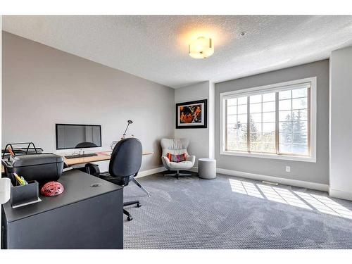 13-11 Scarpe Drive Sw, Calgary, AB - Indoor Photo Showing Office