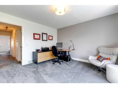 13-11 Scarpe Drive Sw, Calgary, AB - Indoor Photo Showing Office