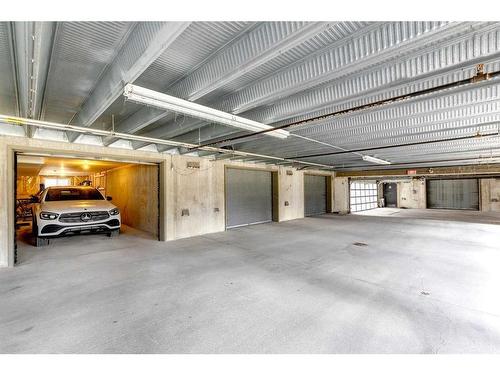 13-11 Scarpe Drive Sw, Calgary, AB - Indoor Photo Showing Garage