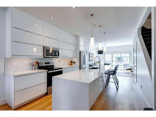 13-11 Scarpe Drive Sw, Calgary, AB - Indoor Photo Showing Kitchen With Upgraded Kitchen
