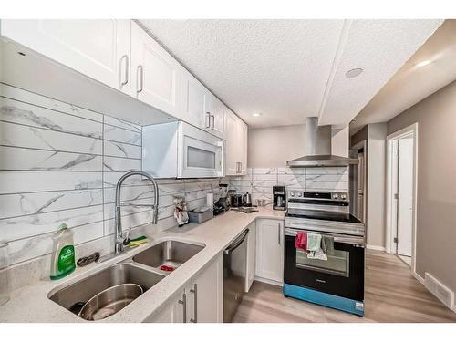 24 Howse Drive Nw, Calgary, AB - Indoor Photo Showing Kitchen With Double Sink With Upgraded Kitchen