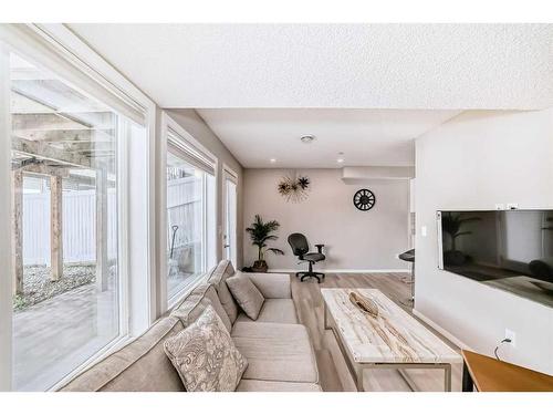 24 Howse Drive Nw, Calgary, AB - Indoor