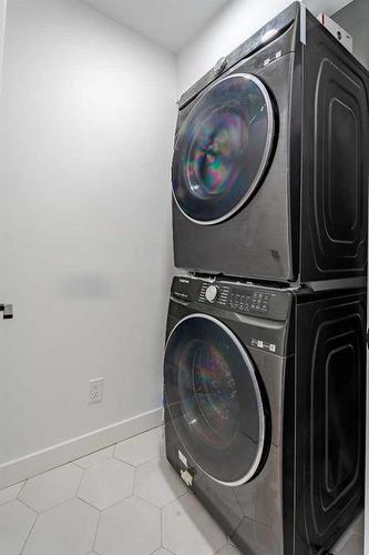 4620 30 Avenue Sw, Calgary, AB - Indoor Photo Showing Laundry Room