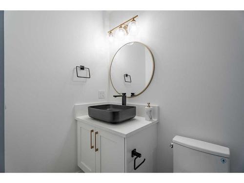 4620 30 Avenue Sw, Calgary, AB - Indoor Photo Showing Bathroom