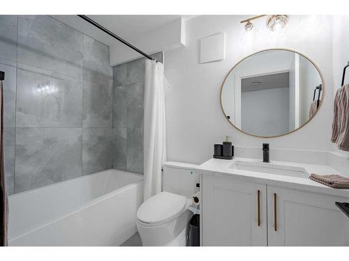 4620 30 Avenue Sw, Calgary, AB - Indoor Photo Showing Bathroom