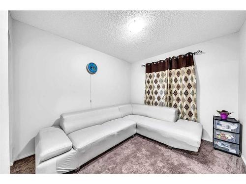 114 Saddlecrest Crescent Ne, Calgary, AB - Indoor Photo Showing Living Room