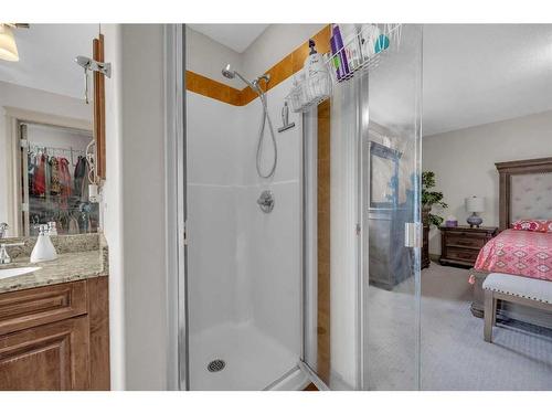 19 Sherwood Circle Nw, Calgary, AB - Indoor Photo Showing Bathroom