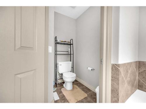 19 Sherwood Circle Nw, Calgary, AB - Indoor Photo Showing Bathroom