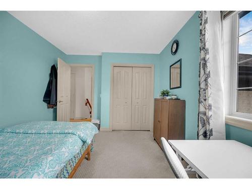 19 Sherwood Circle Nw, Calgary, AB - Indoor Photo Showing Bedroom