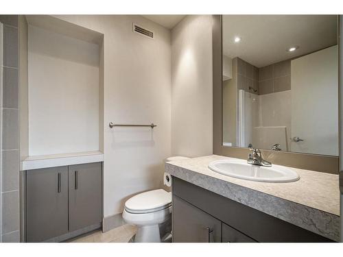 2101 18A Street, Calgary, AB - Indoor Photo Showing Bathroom