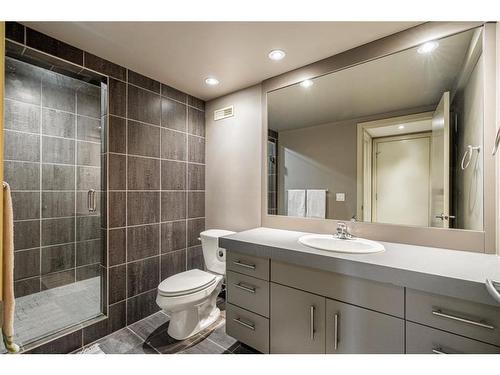 2101 18A Street, Calgary, AB - Indoor Photo Showing Bathroom