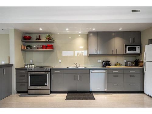 2101 18A Street, Calgary, AB - Indoor Photo Showing Kitchen With Double Sink