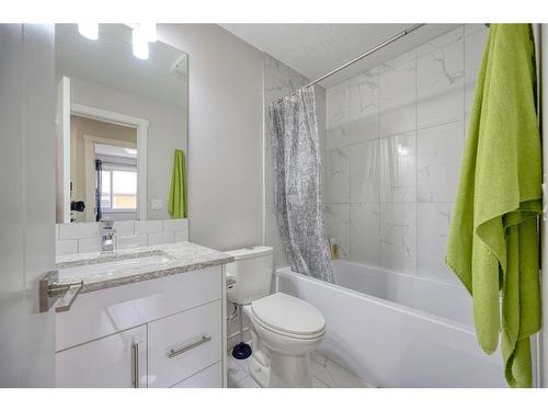19 Bermondsey Place Nw, Calgary, AB - Indoor Photo Showing Bathroom