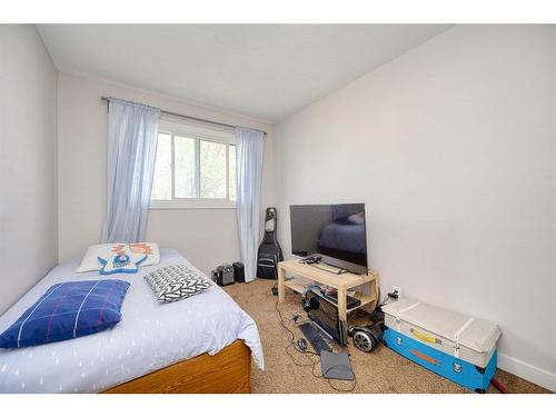 19 Bermondsey Place Nw, Calgary, AB - Indoor Photo Showing Bedroom