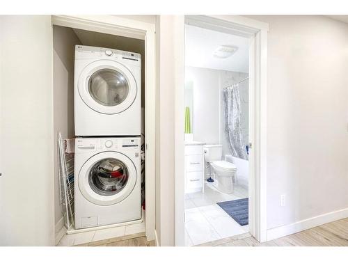 19 Bermondsey Place Nw, Calgary, AB - Indoor Photo Showing Laundry Room