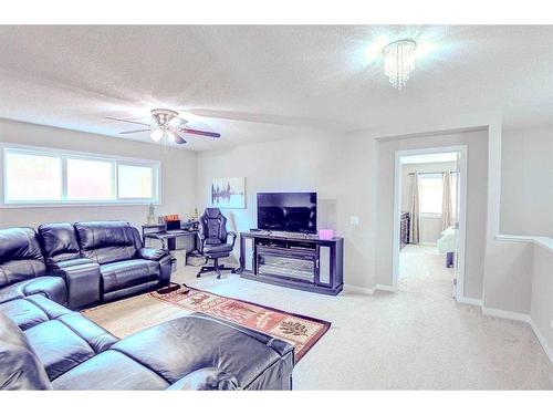35 Walcrest View Se, Calgary, AB - Indoor Photo Showing Living Room