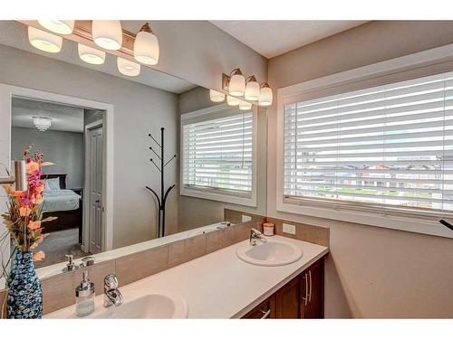 35 Walcrest View Se, Calgary, AB - Indoor Photo Showing Bathroom