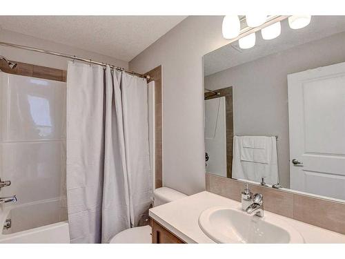 35 Walcrest View Se, Calgary, AB - Indoor Photo Showing Bathroom