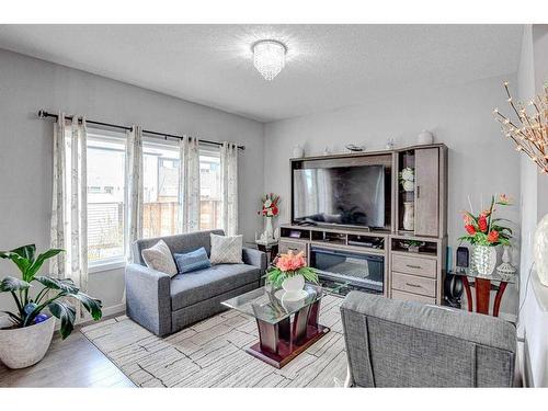 35 Walcrest View Se, Calgary, AB - Indoor Photo Showing Living Room