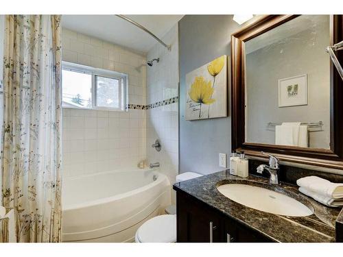 11 Woodlark Drive Sw, Calgary, AB - Indoor Photo Showing Bathroom