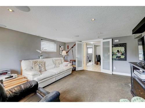 11 Woodlark Drive Sw, Calgary, AB - Indoor Photo Showing Living Room