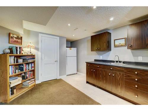 11 Woodlark Drive Sw, Calgary, AB - Indoor Photo Showing Kitchen