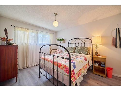309/311 27 Avenue Ne, Calgary, AB - Indoor Photo Showing Bedroom
