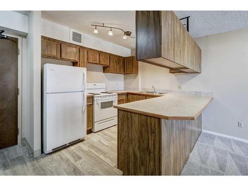 916-738 3 Avenue Sw, Calgary, AB - Indoor Photo Showing Kitchen