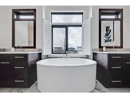 2037 29 Avenue Sw, Calgary, AB - Indoor Photo Showing Bathroom