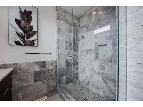 2037 29 Avenue Sw, Calgary, AB - Indoor Photo Showing Bathroom