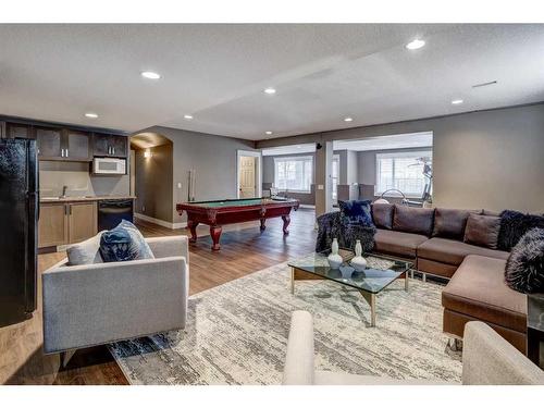 24 Royal Highland Court Nw, Calgary, AB - Indoor Photo Showing Living Room