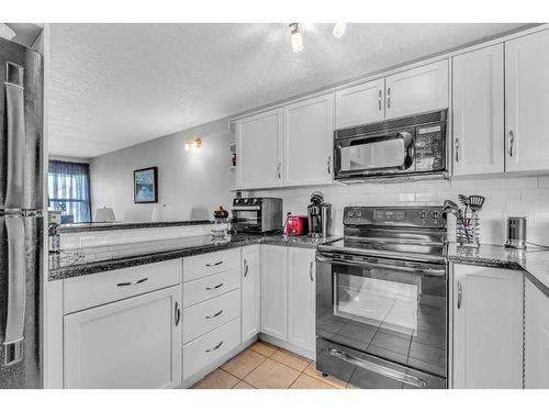 247-54 Glamis Green Sw, Calgary, AB - Indoor Photo Showing Kitchen