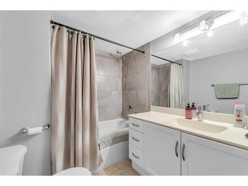 247-54 Glamis Green Sw, Calgary, AB - Indoor Photo Showing Bathroom