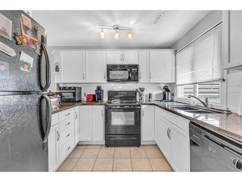 247-54 Glamis Green Sw, Calgary, AB - Indoor Photo Showing Kitchen With Double Sink