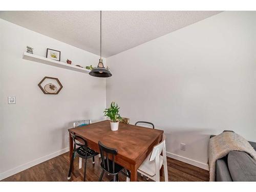 6408 34 Avenue Nw, Calgary, AB - Indoor Photo Showing Dining Room