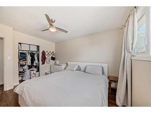 6408 34 Avenue Nw, Calgary, AB - Indoor Photo Showing Bedroom