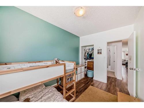 6408 34 Avenue Nw, Calgary, AB - Indoor Photo Showing Bedroom