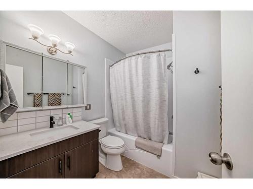 6408 34 Avenue Nw, Calgary, AB - Indoor Photo Showing Bathroom