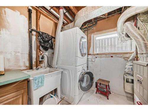 6408 34 Avenue Nw, Calgary, AB - Indoor Photo Showing Laundry Room