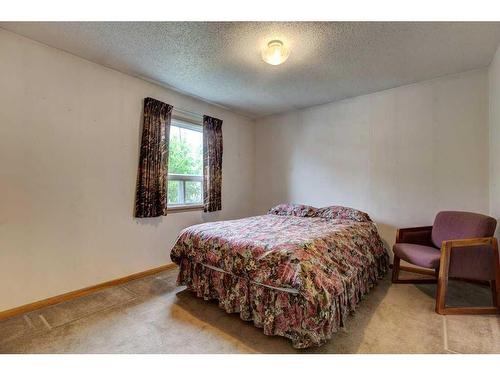 2447 29 Avenue Sw, Calgary, AB - Indoor Photo Showing Bedroom