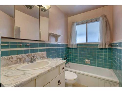 2447 29 Avenue Sw, Calgary, AB - Indoor Photo Showing Bathroom