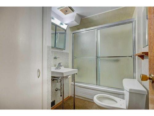 2447 29 Avenue Sw, Calgary, AB - Indoor Photo Showing Bathroom