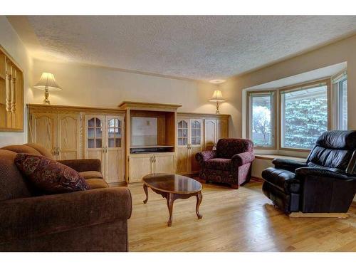 2447 29 Avenue Sw, Calgary, AB - Indoor Photo Showing Living Room