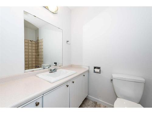 5427 1 Avenue Se, Calgary, AB - Indoor Photo Showing Bathroom