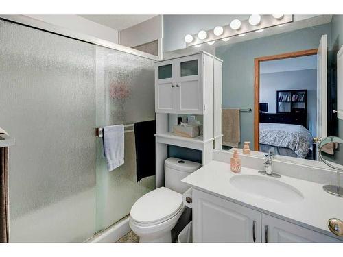 135 Hidden Circle Nw, Calgary, AB - Indoor Photo Showing Bathroom