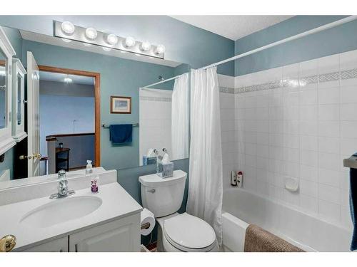 135 Hidden Circle Nw, Calgary, AB - Indoor Photo Showing Bathroom