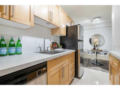103-620 15 Avenue Sw, Calgary, AB - Indoor Photo Showing Kitchen